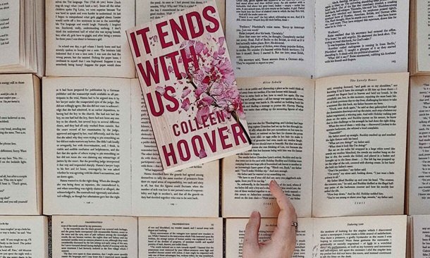 It Ends with Us reviews – Colleen Hoover's novel on open books, showcasing its emotional impact.