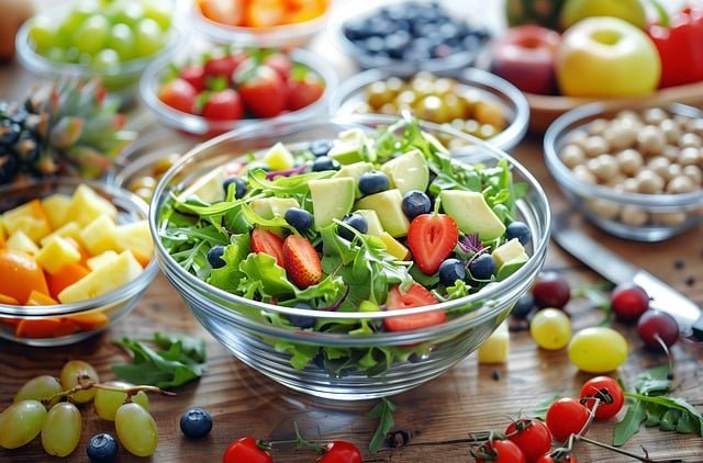 Salad with fresh fruits symbolizing MomFood ImportantCool