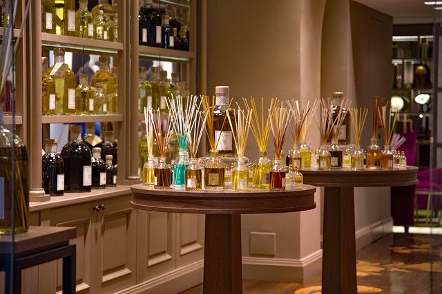 A beautifully arranged fragrance store displaying an assortment of Aroma Sizem6170226